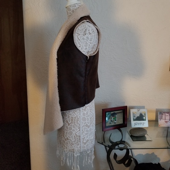 Arizona Jean Co faux leather vest with sherpa like lining - Picture 2 of 4